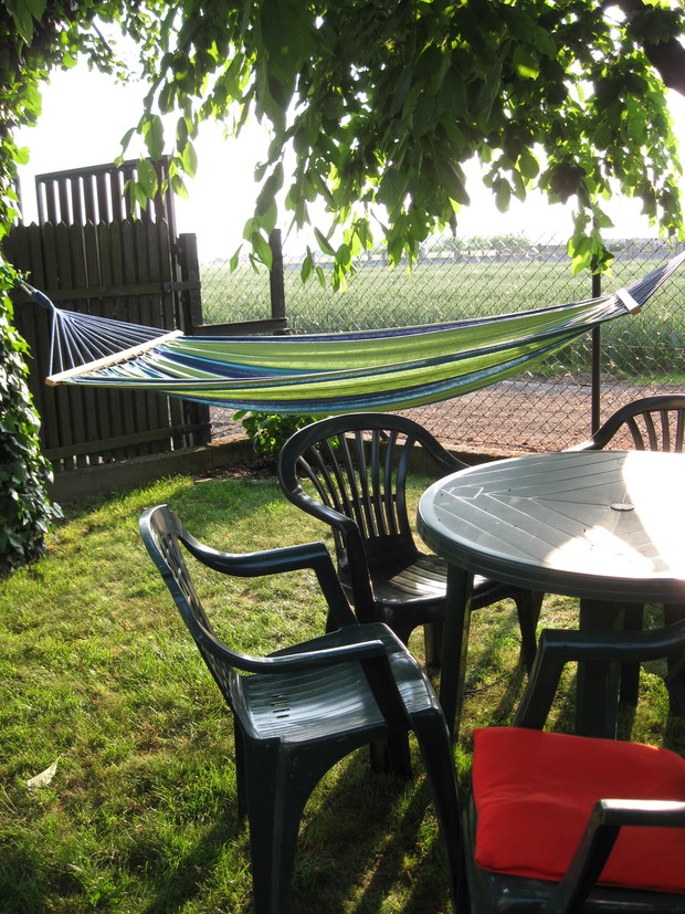 Miejsce wypoczynku w cieniu gruszy.