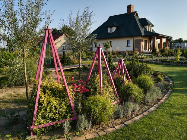 Rabata ze stojakami z formowaną trzmieliną.