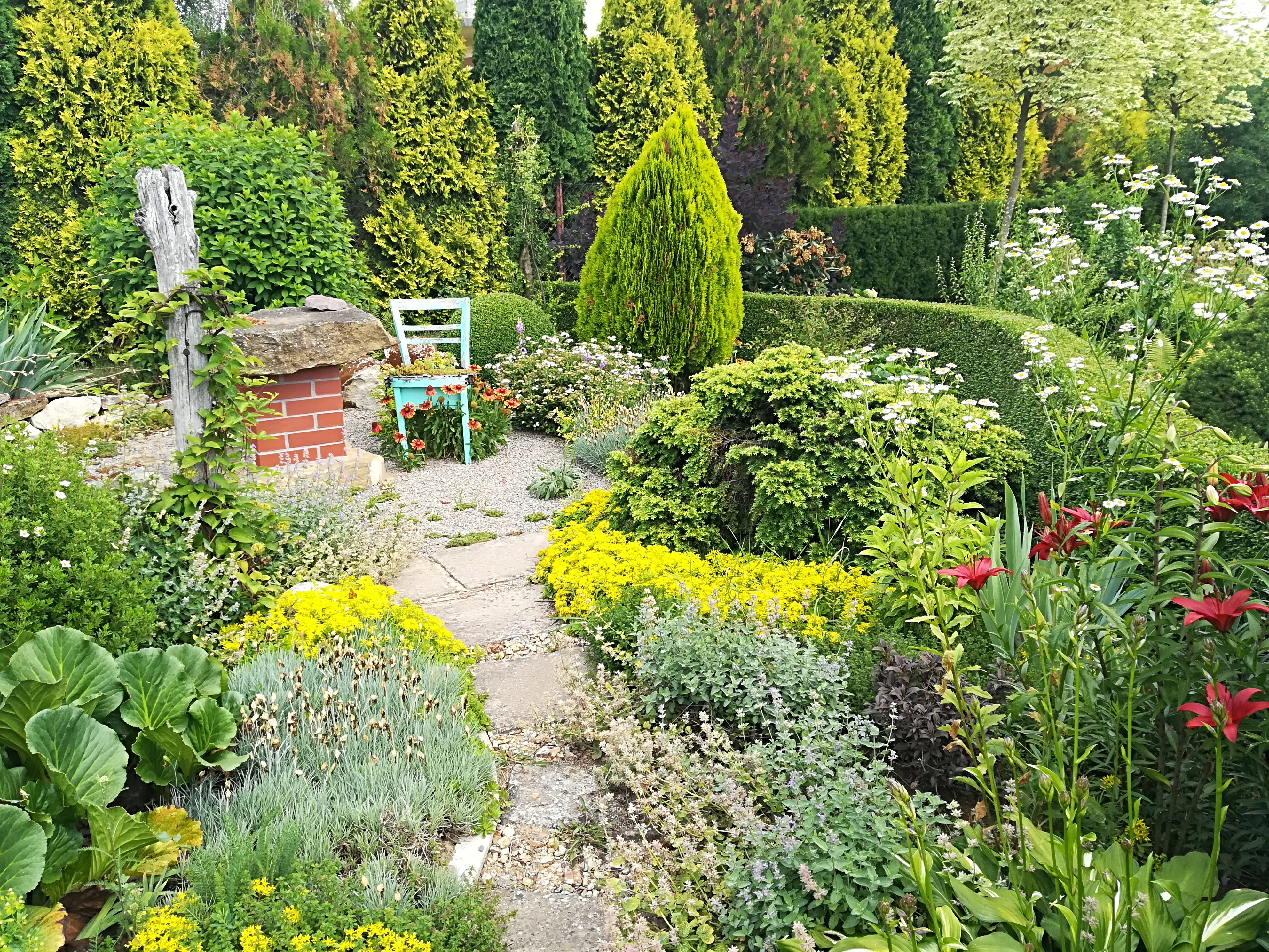 Stół kamienny i ogród wokół.