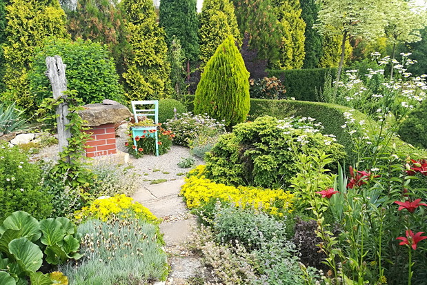 Stół kamienny i ogród wokół.