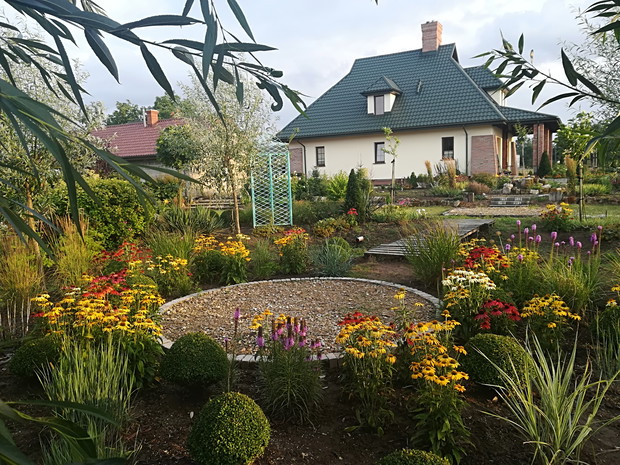 Widok na dom z wysepki.