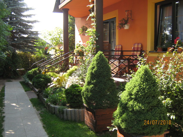 Widok tarasu ( kącika wypoczynkowego umieszczonego na skarpie ).