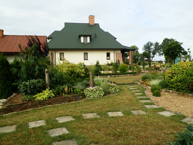 Widok z ogrodu na dom.