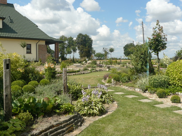 Widok z ogrodu na dom.