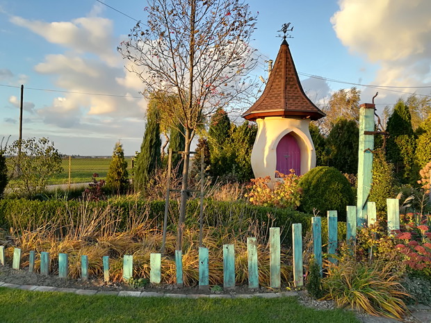 Wieżyczka i ogród wokół - jesień.
