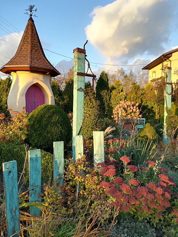 Wieżyczka i ogród wokół - jesień.