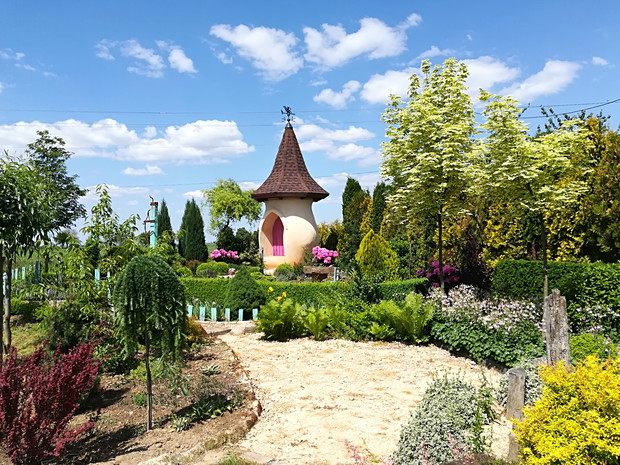 Wieżyczka i ogród wokół - lato.