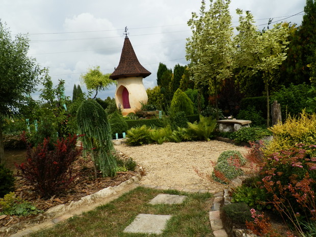 Wieżyczka i ogród wokół - lato.