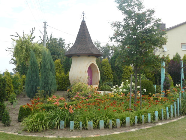 Wieżyczka i ogród wokół - lato.