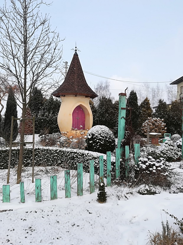 Wieżyczka i ogród wokół - zima.