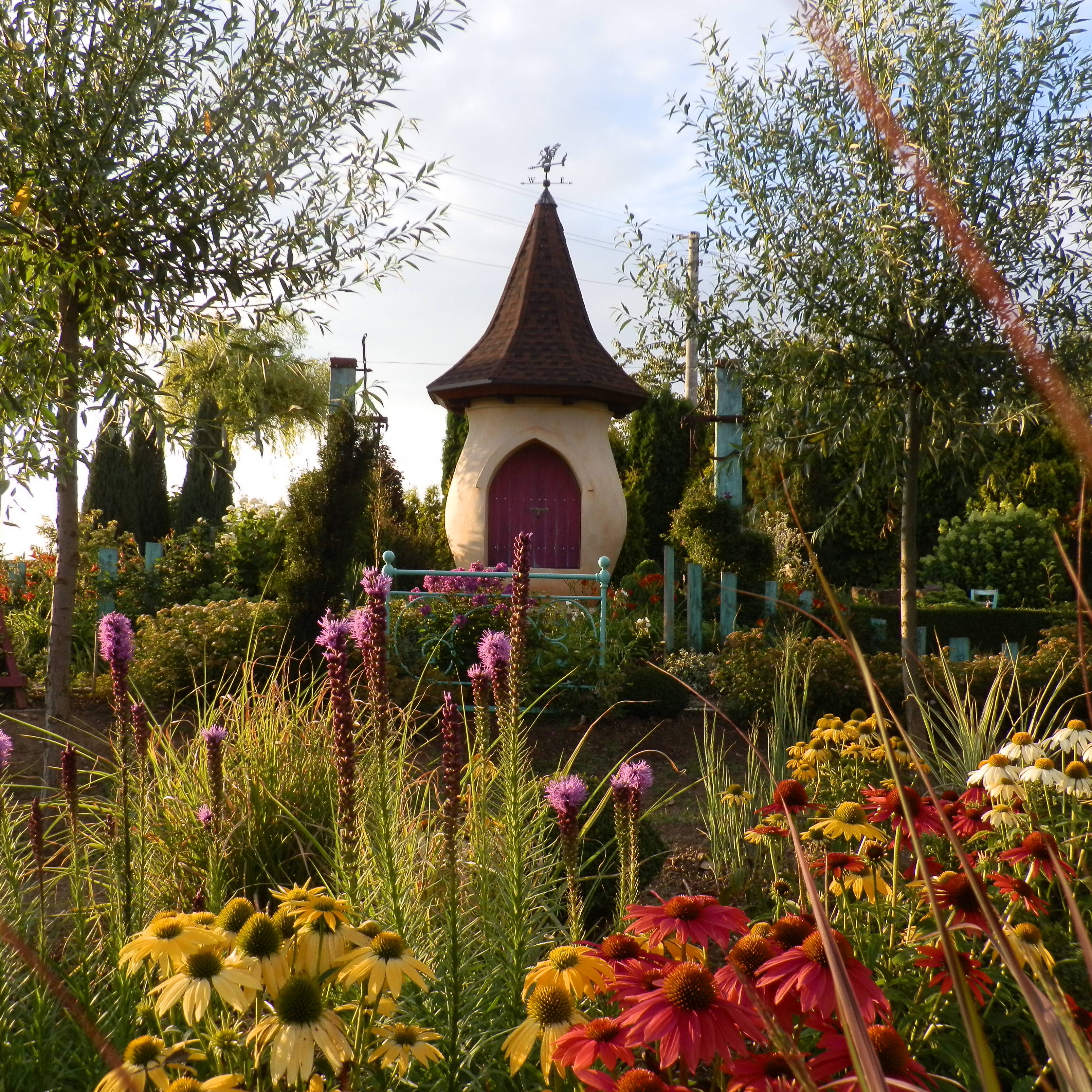 Wieżyczka ogrodowa od strony wyspy z nasadzeniami preriowymi.