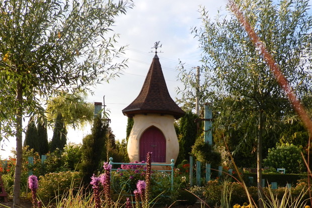 Wieżyczka ogrodowa od strony wyspy z nasadzeniami preriowymi.