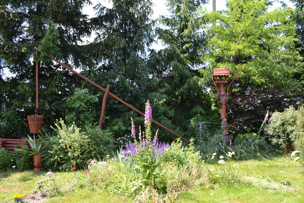 Żuraw i karmnik wykonany przez mojego męża (jak wszystkie elementy architektury ogrodowej)