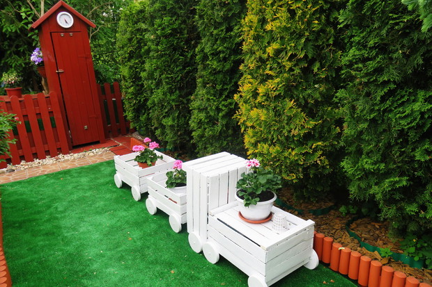 domek narzędziowy i kwietnik - ciuchcia są bardzo przydatne w naszym ogrodzie-wykonane przez mojego męża