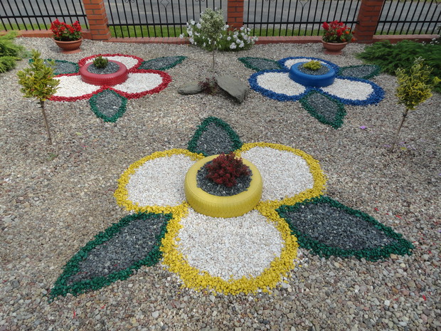 kolorowe opony otoczone kolorowymi kwiatkami z kamieni