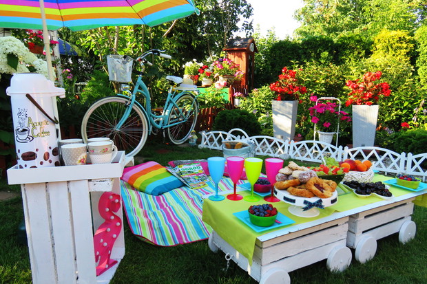 piknik- tu można odpocząć,pogłębić wiedzę ogrodniczą, popatrzeć na ogród przy zachodzie słońca