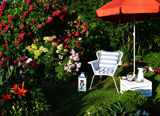 proszę się rozgościć- gdzie można bardziej docenić uroki ogrodu niż wśród kwitnących róż i hortensji