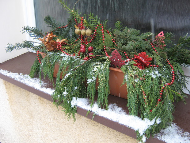 Dekoracje w skrzynkach tez nawiązują do świąt.