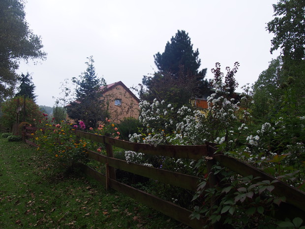 Gościu! Witaj w Zaciszu- Babcia lubi nazywać tak swój ogród i prowadzoną agroturystykę.