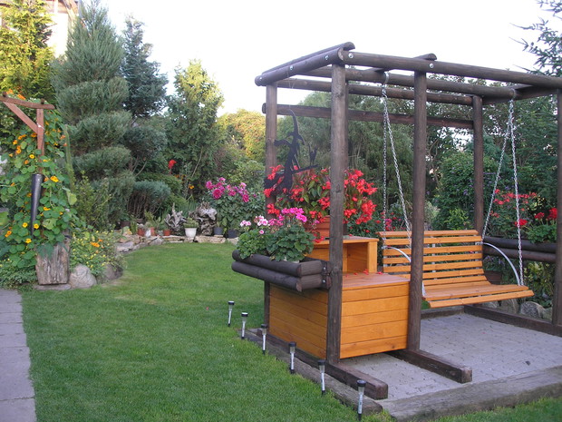 Huśtawka ogrodowa wykonana przez męża 
