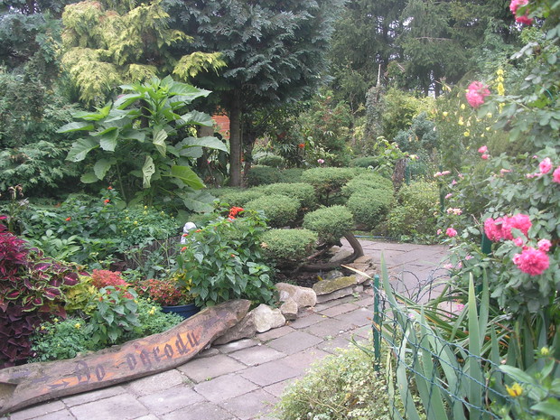 Kierunek do ogrodu wskazuje napis na desce