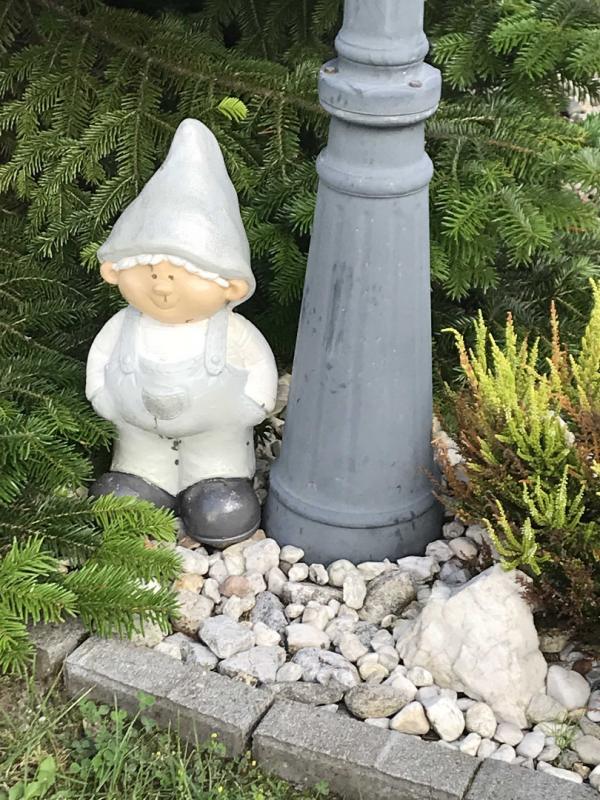 krasnal pod lampą-umila przebywanie w ogrodzie.