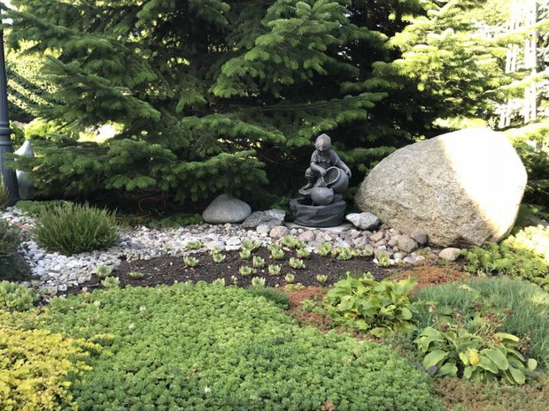 moje ulubione miejsce - z wiaderka chłopca (figurka) płynie woda.