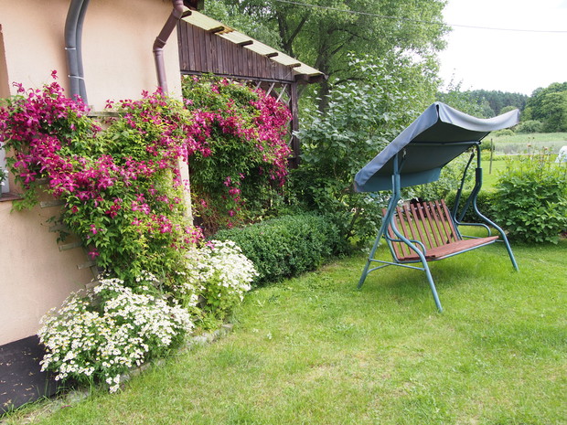 W którą stronę zwrócić głowę siedząc na huśtawce? W kierunku kolorowych powojników czy raczej w stronę rozlewiska?