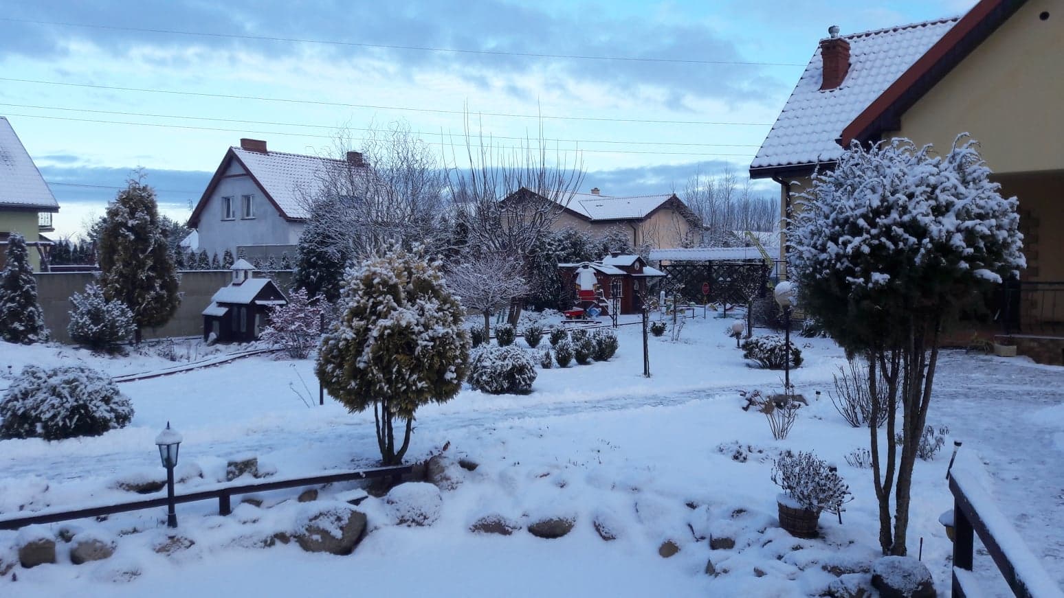 Biały zakątek zimą.