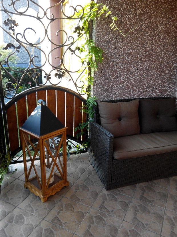 Kącik wypoczynkowy na tarasie. Uwielbiam wieczory w blasku świec.
