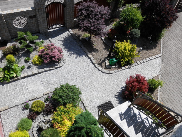 Mój ogród przeddomowy z góry.