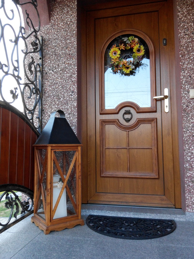 Przed drzwiami i na tarasie latarnie własnoręcznie robione przez mojego teścia :)