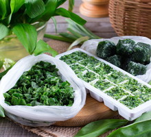 Tworząc kostki z ziół, pamiętajmy o mieszaniu ich ze sobą i przygotowaniu zestawów na różne okazje - do zup czy sałatek. (zdj.: Adobe Stock)