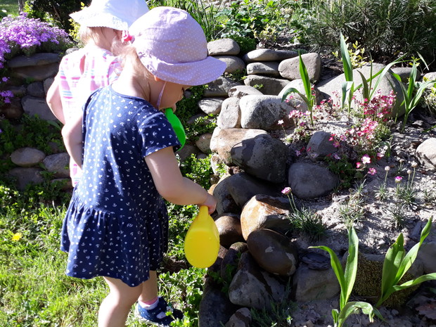 Wnusie bliżniaczki pomagają w ogrodzie 