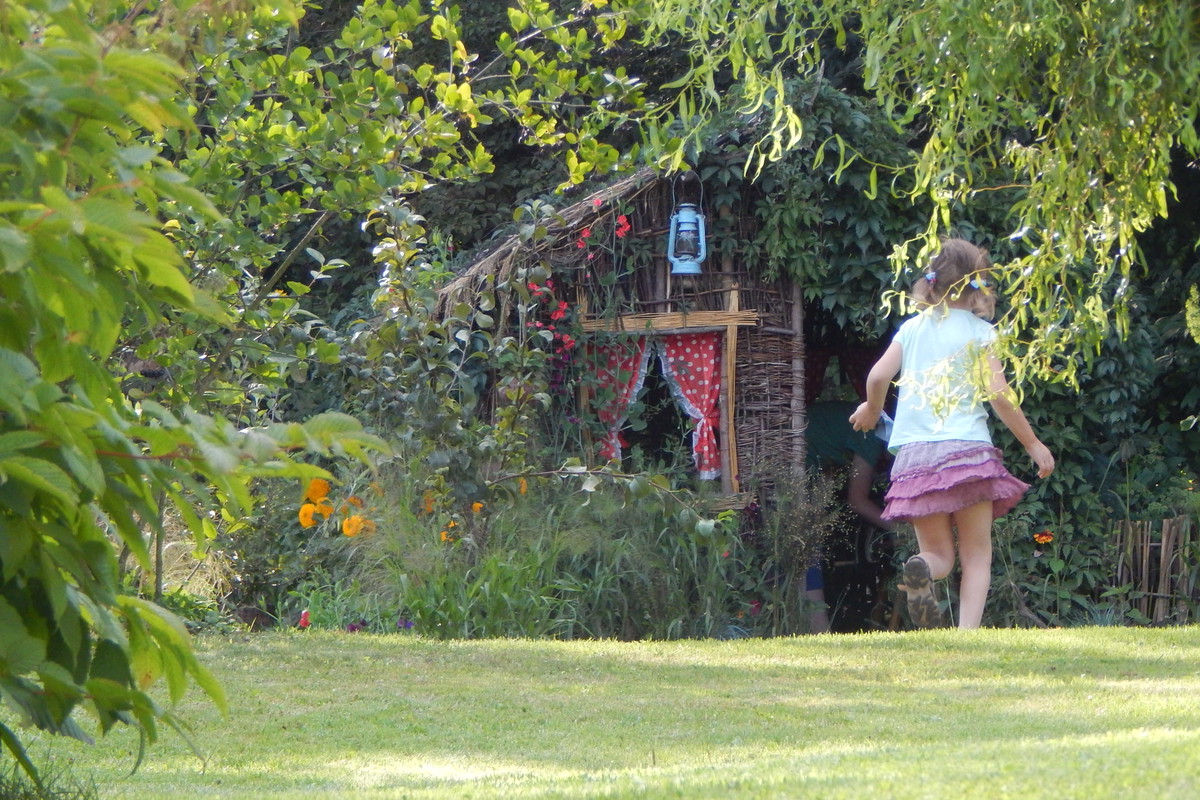 Wspólnie zbudowany z dziećmi domek