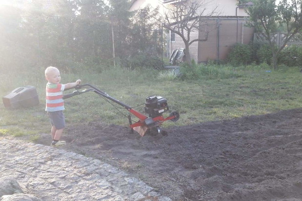 Antoś z glebogryzarka