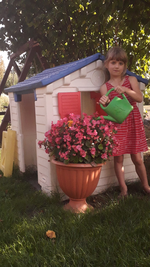 Córcia dbała o swoje kwiatki.