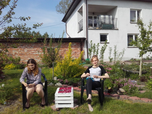 Córki, otoczone zielenią miło spędzają czas. 