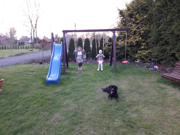 Córki uwielbiają się huśtać.