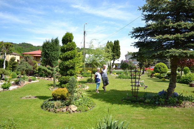 Dobrze jest pospacerować po swoim ogrodzie.