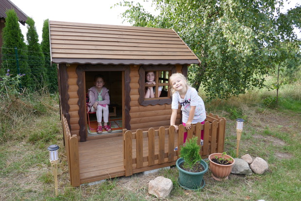 Domek postawiony z tyłu na ogrodzie też jest miejscem zabaw