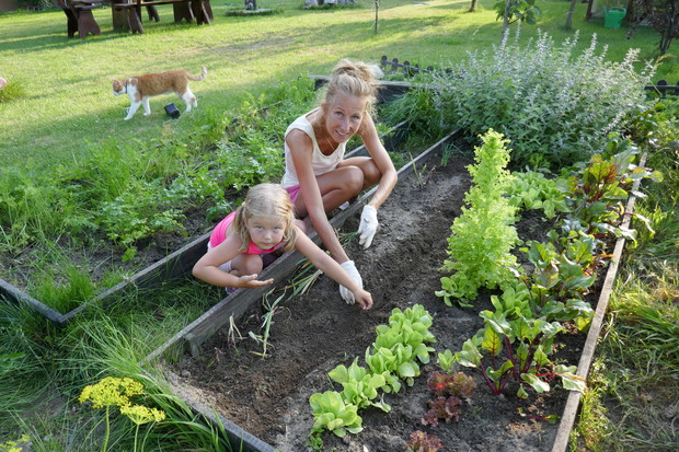 Klaudia bardzo lubi sadzić ze mną także warzywa