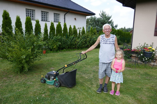 Klaudia uwielbia towarzyszyć dziadkowi przy koszeniu trawy