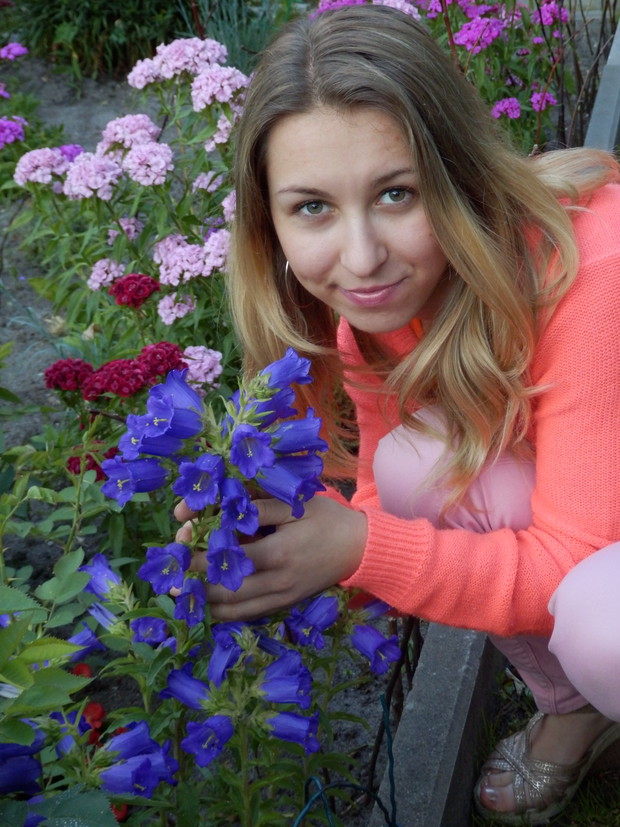 Kuzynka Marta lubi pozować do zdjęcia na tle mojego ogrodu.