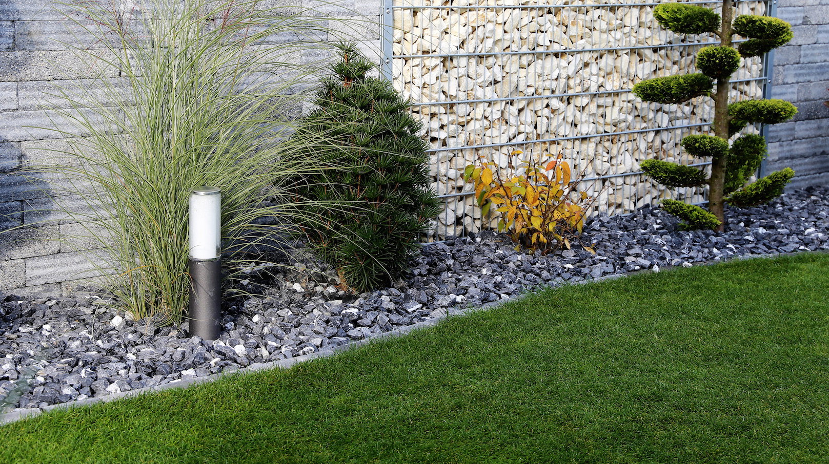 Lampy wykonane z aluminium pasują przede wszystkim do ogrodów nowoczesnych, o industrialnym lub surowym charakterze.  (zdj.: Adobe Stock)