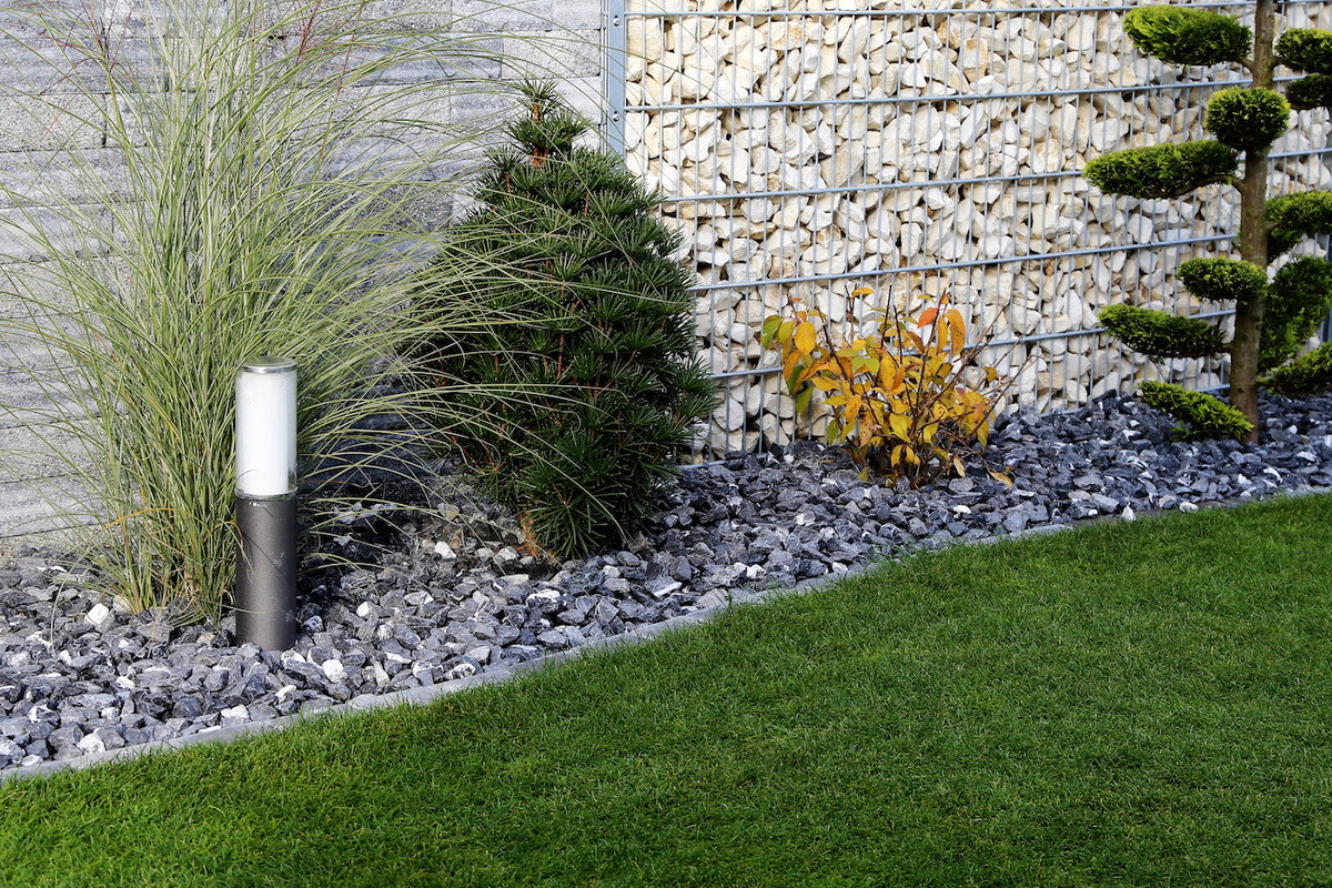 Lampy wykonane z aluminium pasują przede wszystkim do ogrodów nowoczesnych, o industrialnym lub surowym charakterze. (zdj.: Adobe Stock)