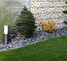 Lampy wykonane z aluminium pasują przede wszystkim do ogrodów nowoczesnych, o industrialnym lub surowym charakterze. (zdj.: Adobe Stock)