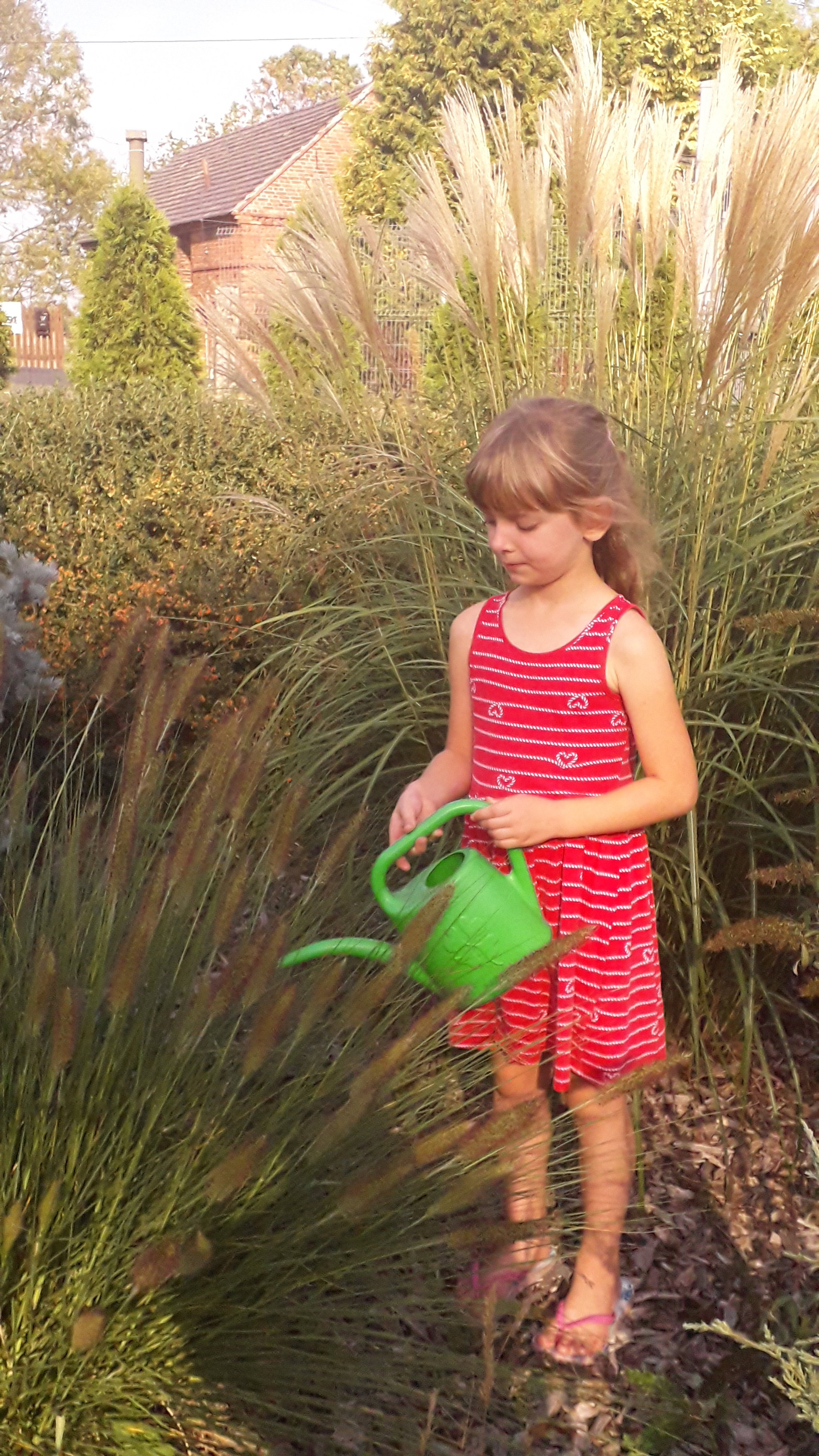 Mała pomocnica w ogrodzie:)