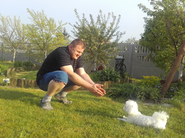 Mąż Marcin polubił zabawy z psem - Tweety. 