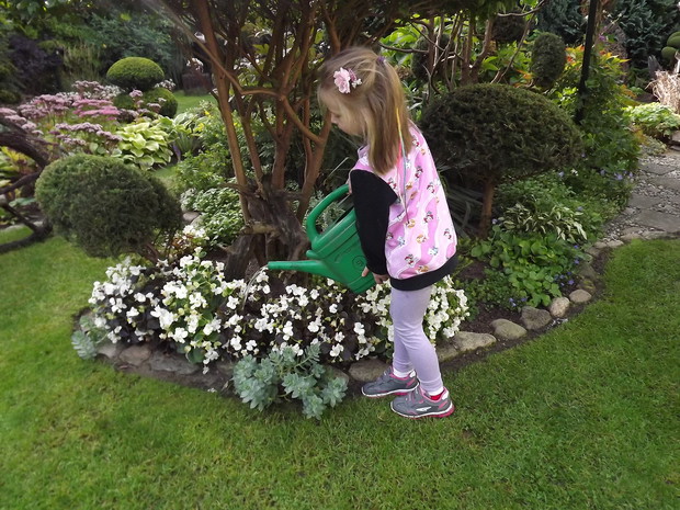 Moja wnuczka uwielbia podlewać kwiaty. 